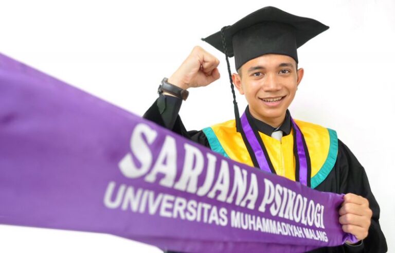 Lulus 3,5 Tahun Jadi Wisudawan Terbaik