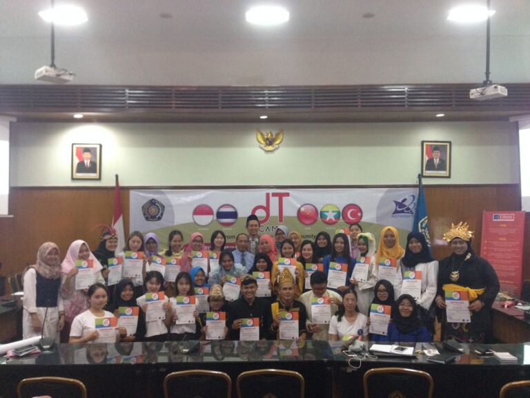 Mahasiswa Asing Kembangkan Tanaman Organik di Kampung Temas