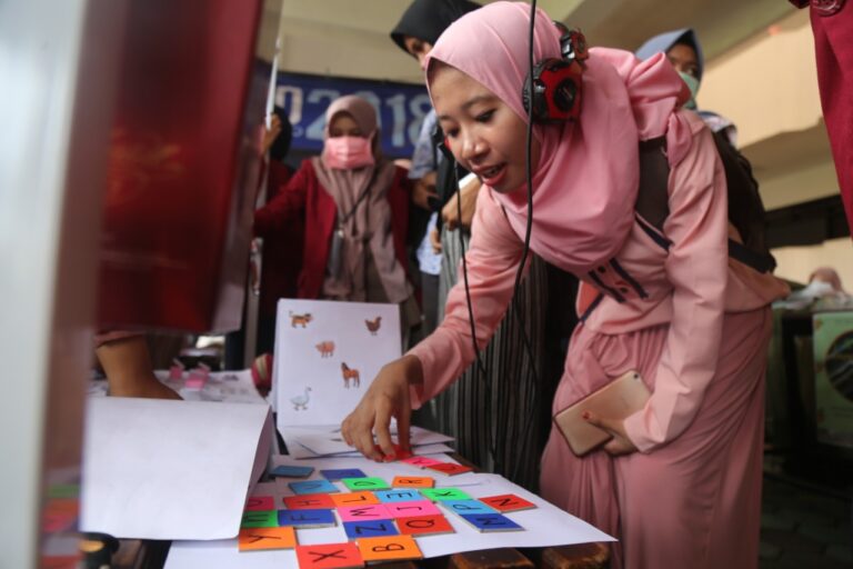 Mahasiswa Bahasa Inggris Saling Pamer Media Pembelajaran di ELMO 2018