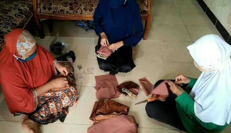 Mahasiswa Buat dan Bagikan Masker ke Warga Jombang