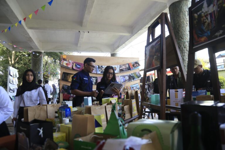 Mahasiswa Ikom UMM Pamerkan 1500 Produk Karya Fotografi dan Desain Grafis