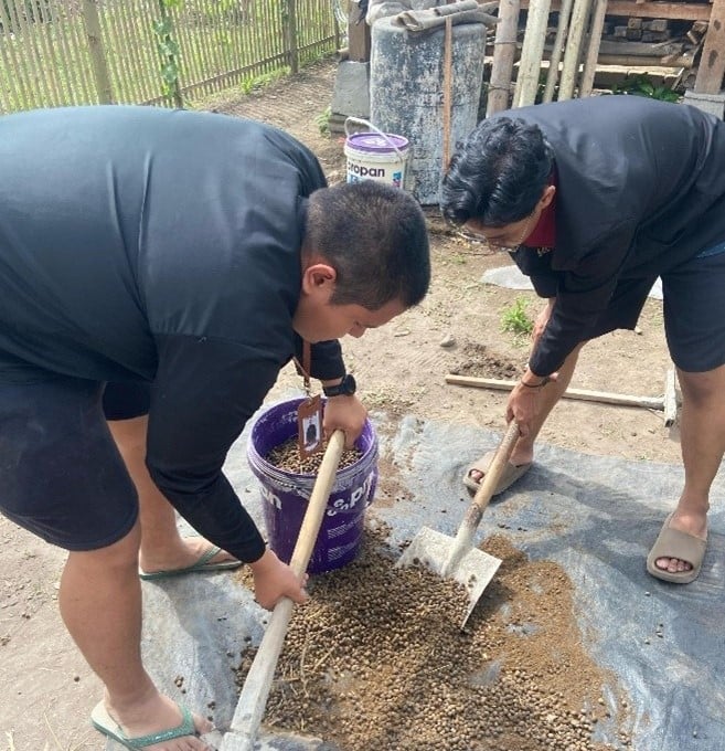Mahasiswa KKN UMM Ajari Warga Bikin Pupuk dari Limbah hingga Digitalisasi Peternakan
