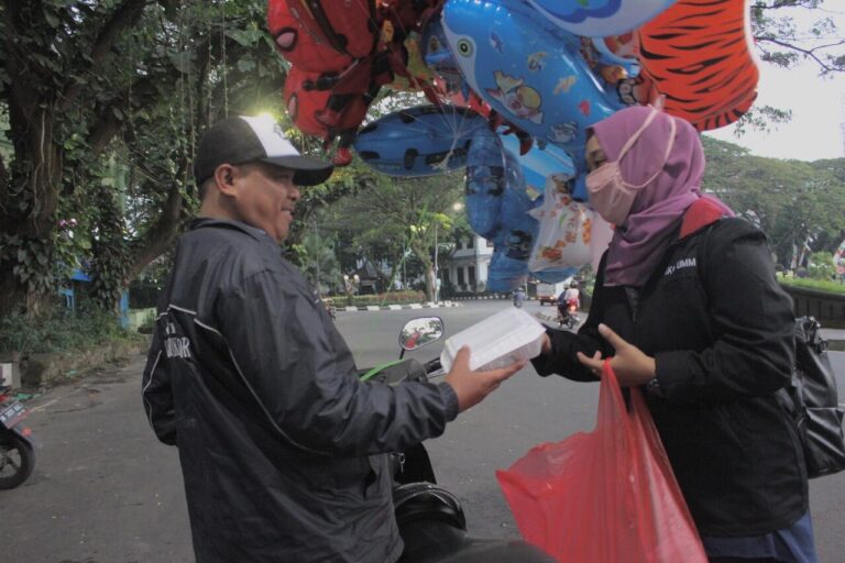 Mahasiswa KKN UMM Peduli Masyarakat Rentan Kota Malang