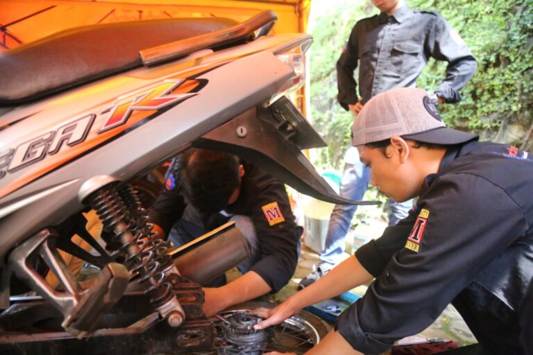Mahasiswa Mesin UMM Beri Servis Motor Gratis