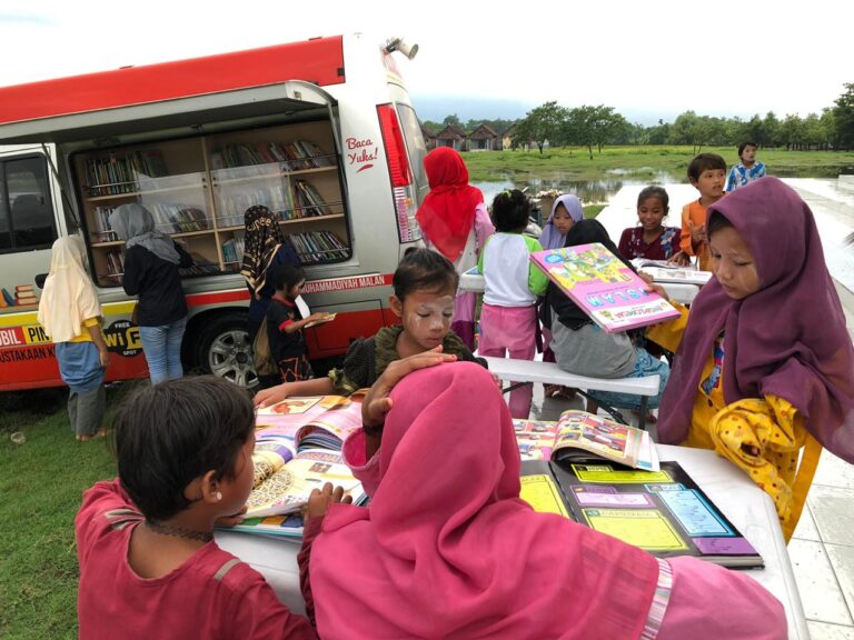 Mahasiswa PBSI UMM Hibur Santri Pondok Metal