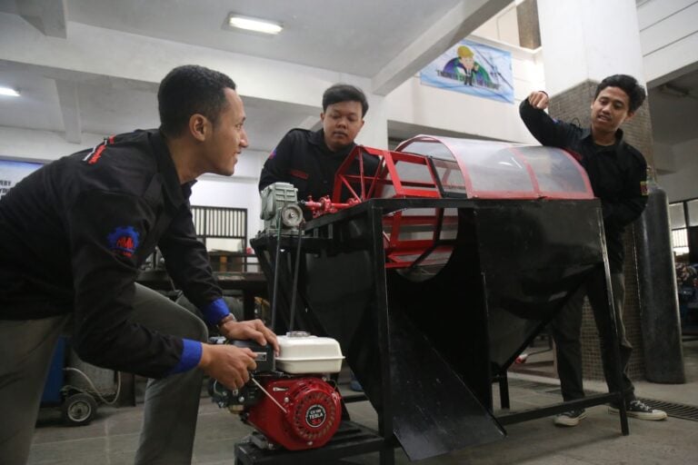 Mahasiswa Teknik Mesin UMM Ciptakan Mesin Pengayak Pasir Efisien