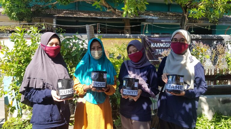Mahasiswa UMM Ajak Tanam Apotek Hidup