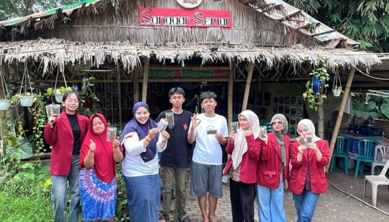 Mahasiswa UMM Ajari Warga Ubah Limbah Maggot Jadi Produk Pakan