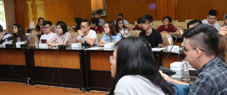 Mahasiswa UMM Dampingi Siswa Singapura Lakukan Analisis Pasar