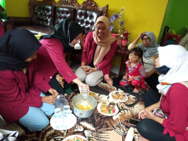 Mahasiswa UMM Edukasi Warga Pembuatan Jamu