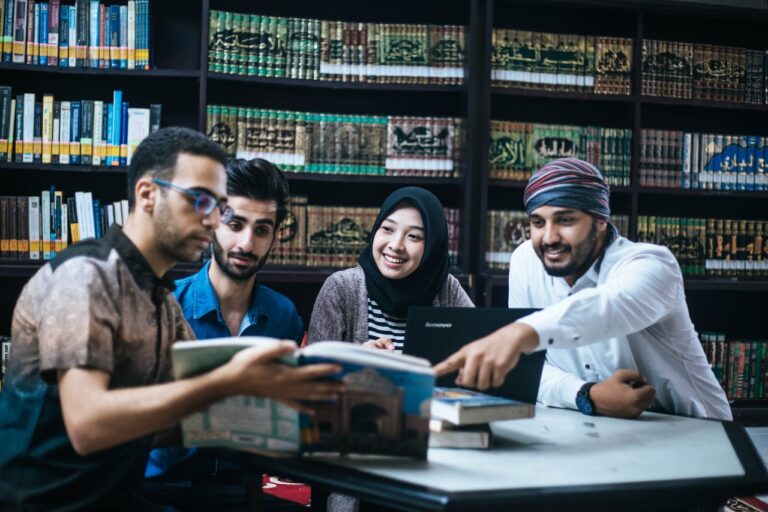 Mahasiswa UMM Jadi Teman Main dan Belajar Orang Asing
