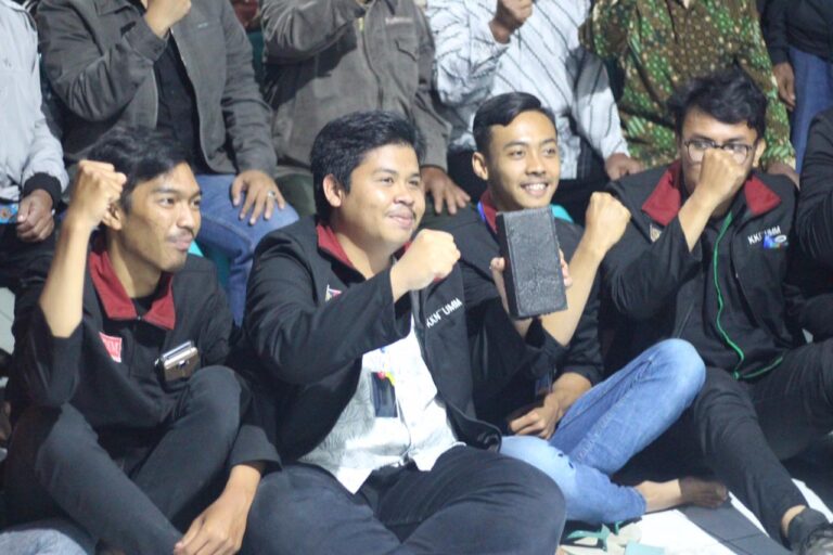 Mahasiswa UMM Olah Sampah Plastik Jadi Paving Block
