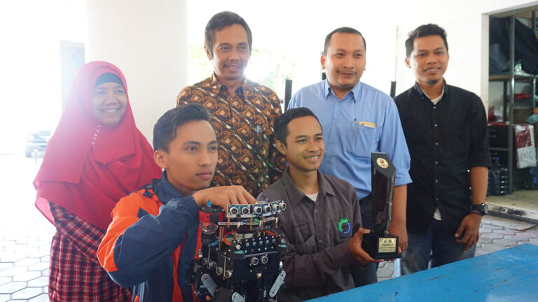 Mahasiswa UMM Raih Juara Dua Kontes Robot Indonesia