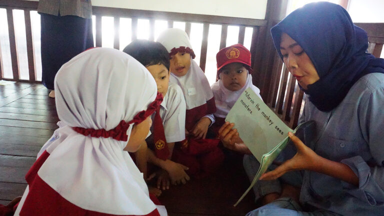 Menghibur, Mahasiswa UMM Ajarkan Bahasa Inggris pada Siswa SD