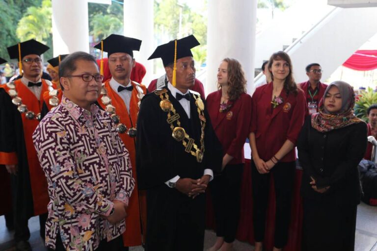 Menkominfo Rudiantara Hadiri Wisuda UMM