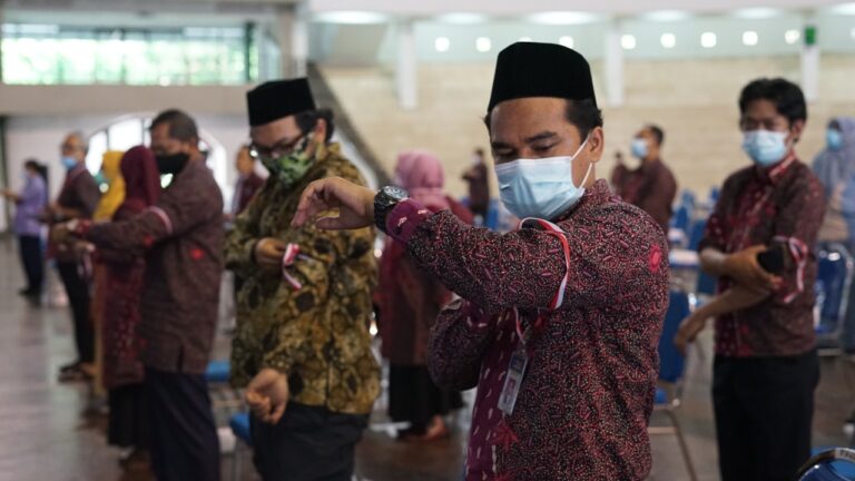 Milad ke-108 Tahun Muhammadiyah: UMM Sematkan Pita Penghormatan untuk Nakes yang Gugur selama Pandemi