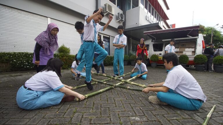 Mobil KaCa UMM Ajak Anak Kekinian Kenal Permainan Tradisional