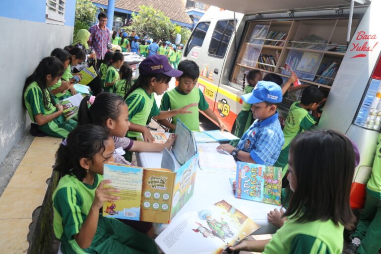 Mobil KaCa UMM Gembirakan Anak-Anak Terdampak Bencana Kelud
