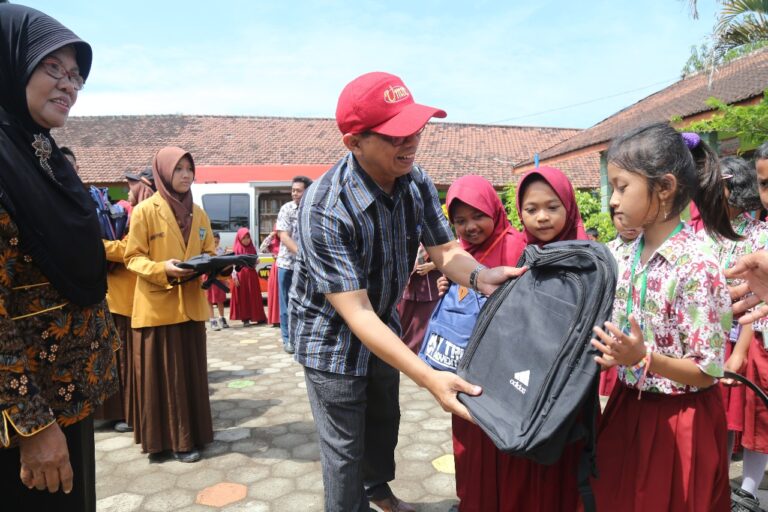Mobil KaCa UMM Kembalikan Bahagia Korban Banjir Madiun