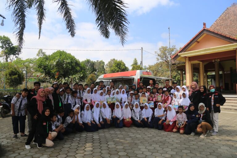 Mobil KaCa UMM Sosialisasi Mitigasi Bencana di Lereng Semeru