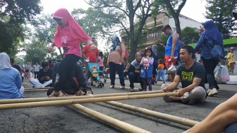 Mobil KaCa UMM di CFD IJen: Sediakan Banyak Buku hingga Kenalkan Asyiknya Bermain Rangku Alu