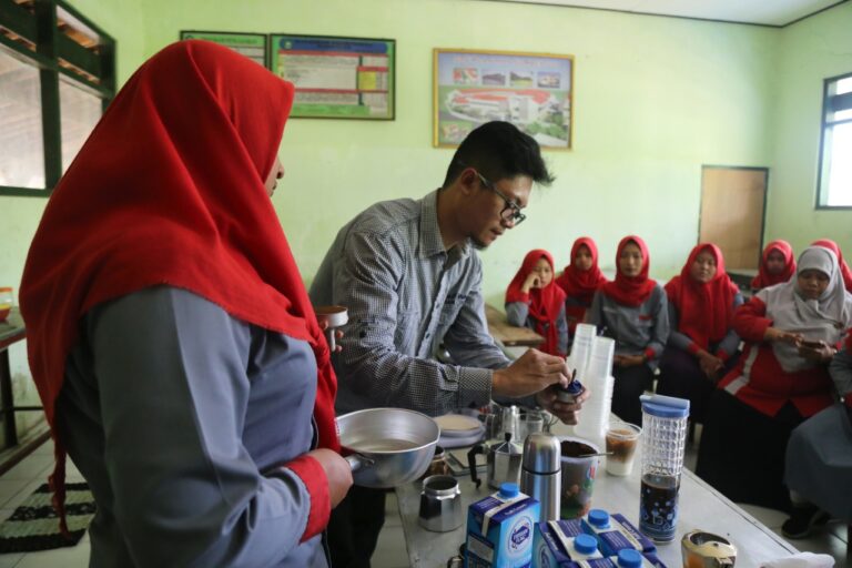 Mobil KaCa di Donomulyo: Dorong Siswa Kuliah hingga Beri Inspirasi Wirausaha lewat Kelas Barista
