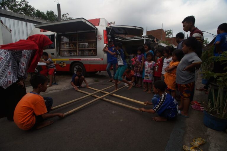 Mobil Kaca UMM Perkaya Literasi Anak-anak Didik Pondok Sinau Kepanjen