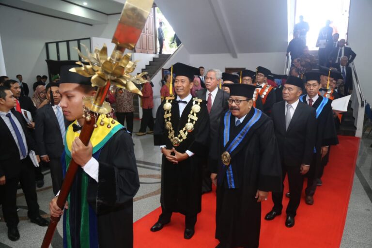Penganugerahan Doktor Honoris Causa Pakde Karwo, Rektor UMM: Bukti Kepedulian UMM kepada Pendidikan Vokasi