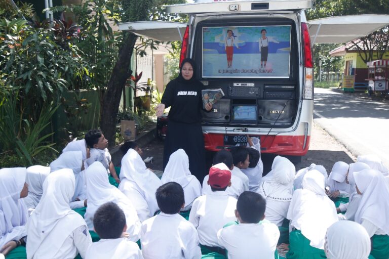 Perdana di Pulau Jawa, Mobil Kaca UMM Beri Surprise SD Muslimat NU 1 Sukun
