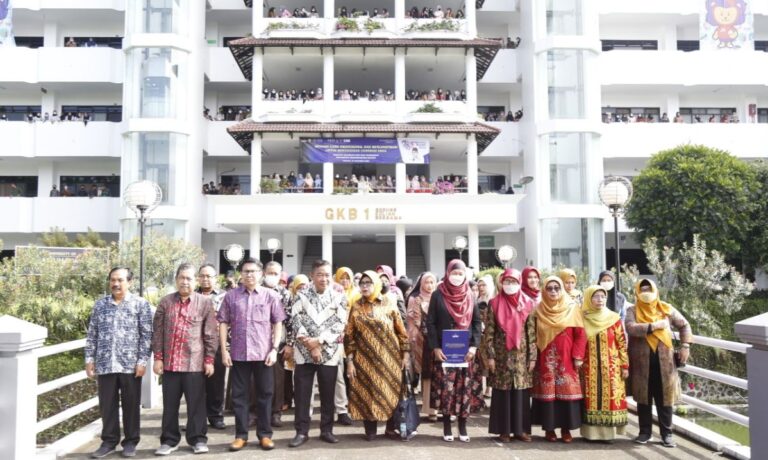 Peringati Hari Guru, FKIP UMM Nyanyikan Himne Guru Berjamaah