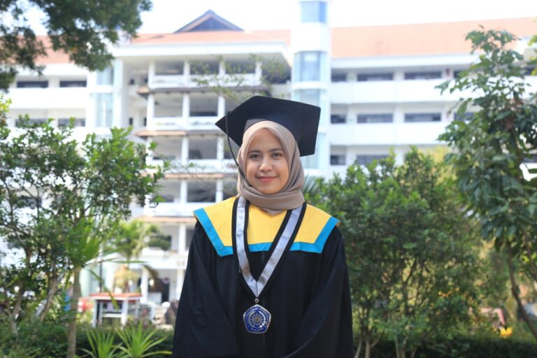 Persembahkan Kursi Wisuda VIP untuk Orang Tua
