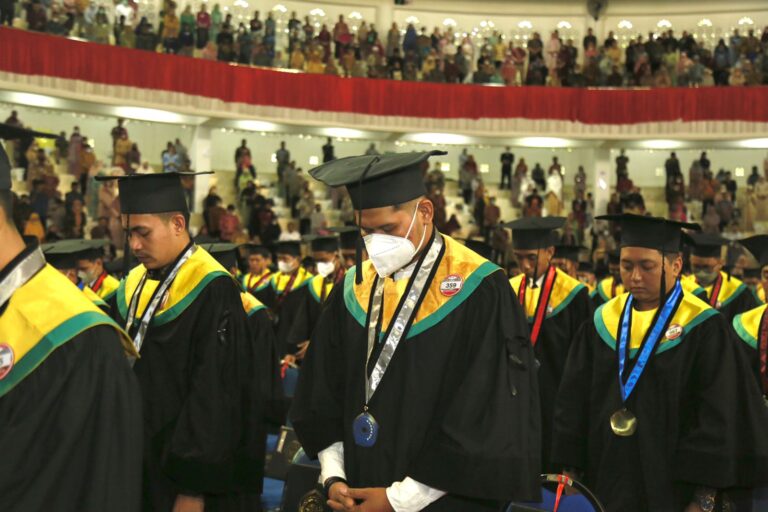 Pita Hitam di Wisuda UMM: Bentuk Kemanusiaan dan Keprihatinan Terhadap Korban Tragedi Kanjuruhan