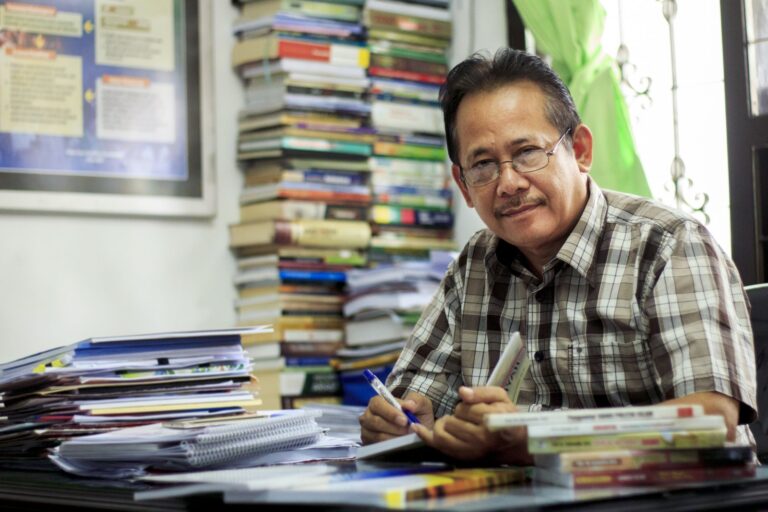 Prof. Dr. Ishomuddin, M.Si., Dosen Berprestasi yang Produktif Menulis dan Meneliti