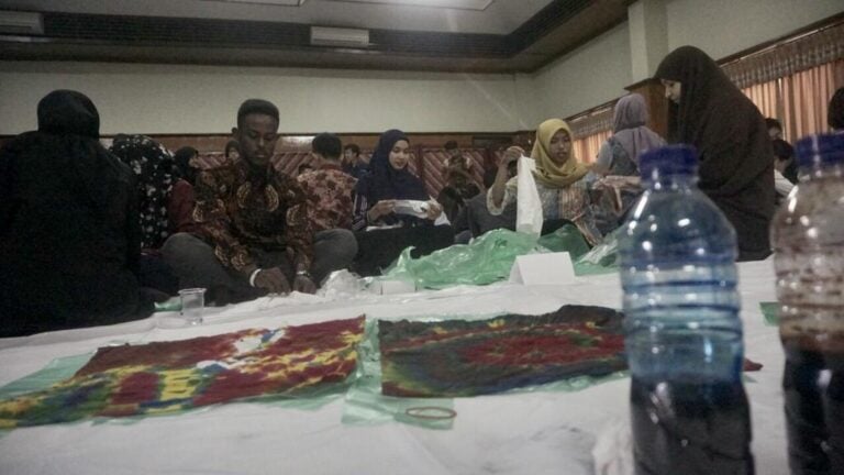 Puluhan Mahasiswa Asing Belajar Teknik Membatik ala Jepang di UMM