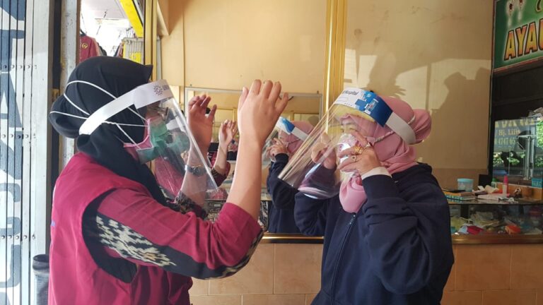 RSU UMM Bagikan Faceshield untuk Pedagang Pasar