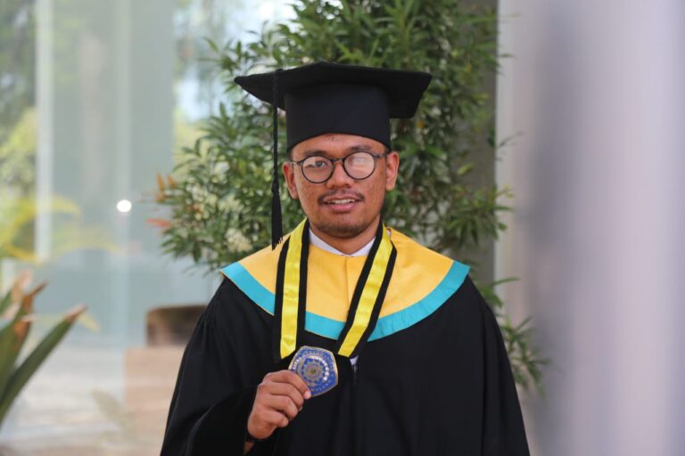 Rancang Proyek Sosial, Lulusan Terbaik FEB Ini Raih Kesempatan Ke Eropa