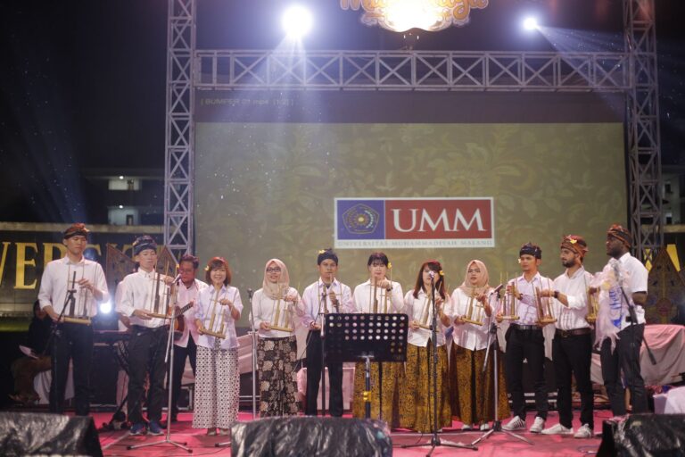 Refleksi 17 Tahun LK, Mahasiswa Vietnam Ikut Mainkan Angklung