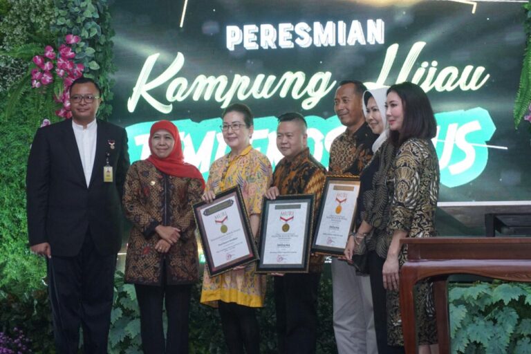 Replika Dinosaurus Terbesar dari Tempe Masuk MURI