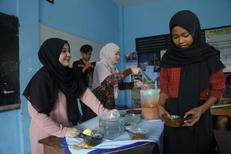 Saat Mahasiswa Thailand UMM Minta Anak-Anak Sumber Pucung Cicipi Tom Yam