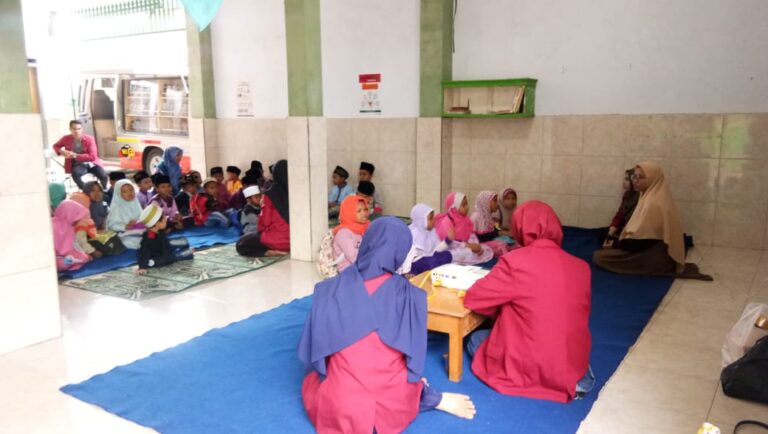 Sambangi Pondok di Dau, Mobil KaCa Ajarkan Santri Public Speaking