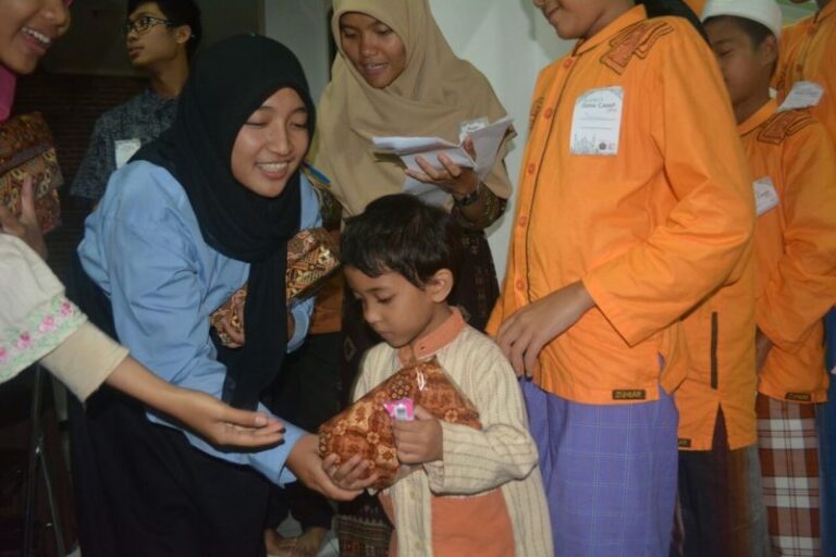 Santuni Dhuafa, Mahasiswa Fikes dan FK Rela Basah Kuyup Kehujanan