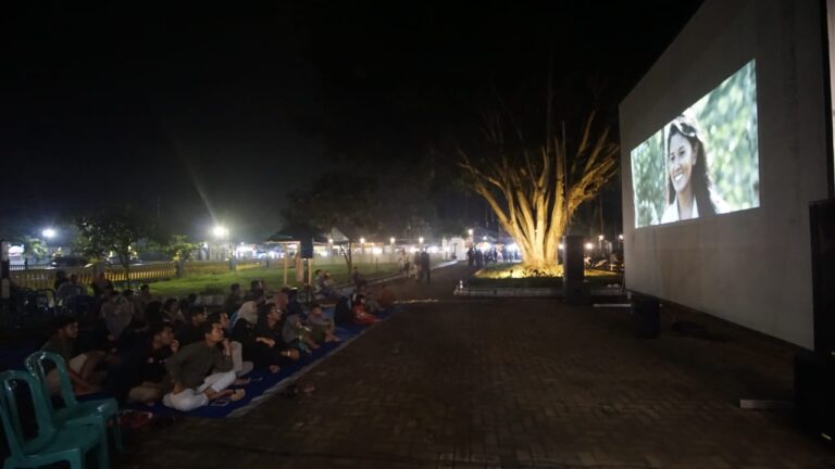 Sensasi Ngopi Sambil Nonton Layar Tancap Bioling UMM di Desa Brongkol