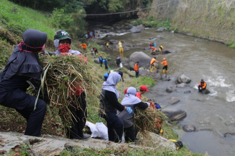 Sinergi Elemen Masyarakat Aksi Bersih Sepadan Sungai Brantas