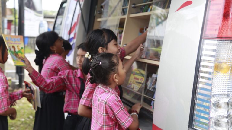 Belajar sambil Bermain, Kampus Mengajar dan Mobil Kaca UMM Ajak Siswa Jadi Kreator