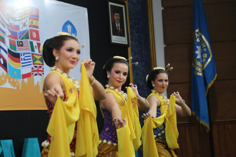 Tampilkan Kesenian Indonesia, Ratusan Mahasiswa Asing Angkat Kearifan Lokal