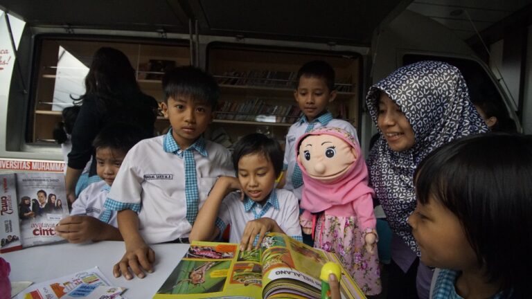 Tanamkan Nilai Melalui Kisah, Mahasiswi UMM Aktif Mendongeng Keliling Panti dan Sekolah