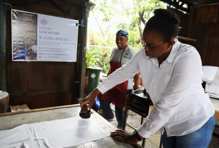 Tertarik Batik, Mahasiswa Asing UMM Ingin Berbisnis saat Kembali ke Afrika Barat