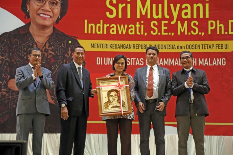 UMM Anugerahi Menkeu Sri Mulyani Tokoh Pemajuan Ekonomi Syariah