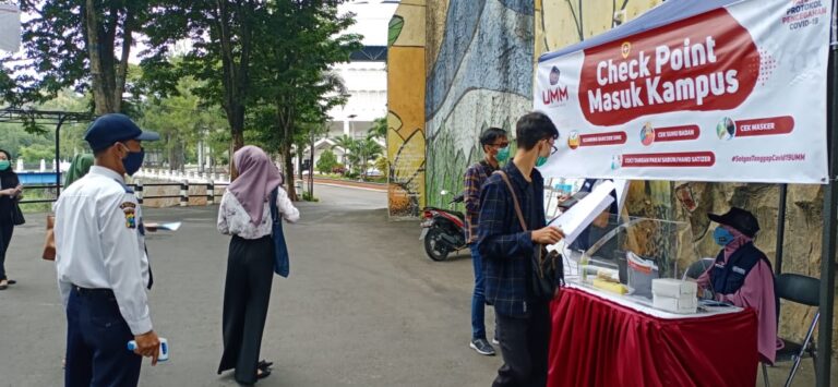 UMM Bagikan Masker Gratis ke Peserta UTBK PTN