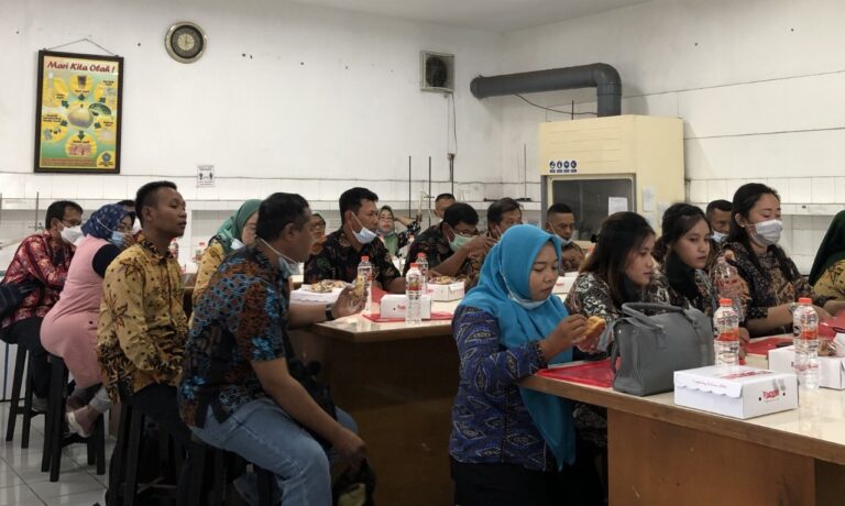 UMM Dampingi Warga Sragi Blitar Kembangkan Potensi Minuman Alami